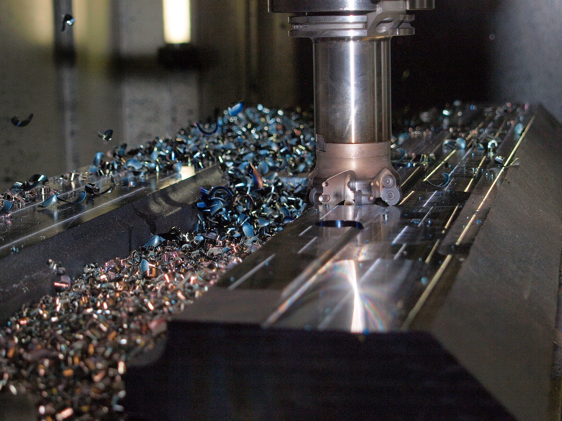 CNC freze tezgâhında hassas talaşlı imalat işlemi